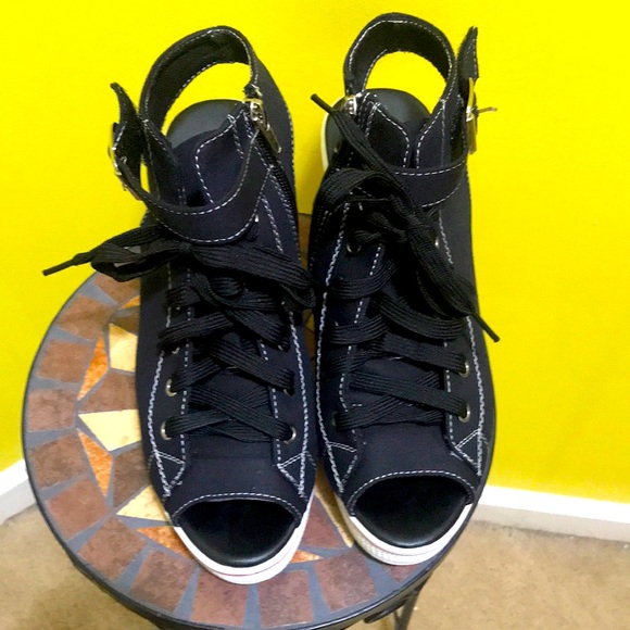 EUC Sneaker sandal with functional zipper and shoe strings - Picture 1 of 3